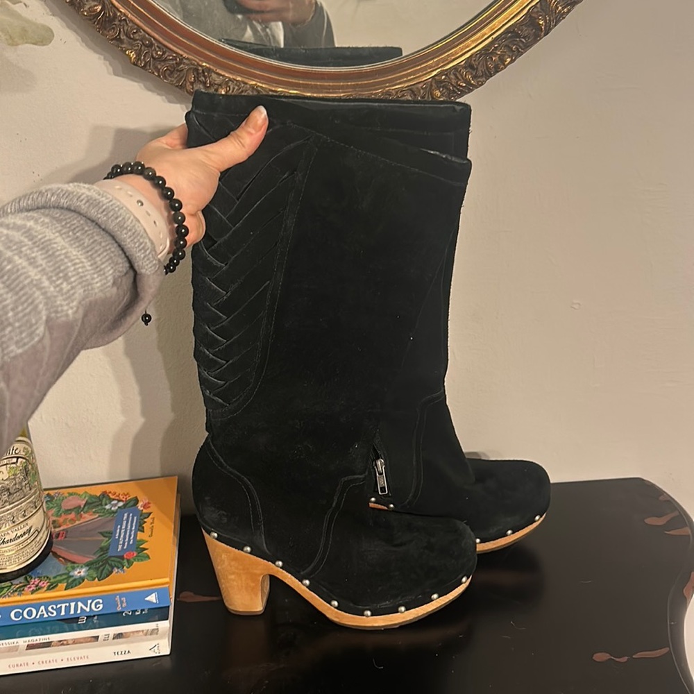 BLACK SUEDE UGGS